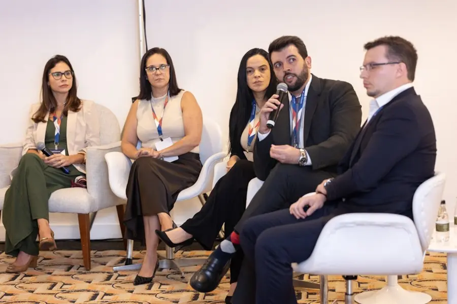 Dr. Walter Fonseca em mesa de discussão com outros especialistas em congresso